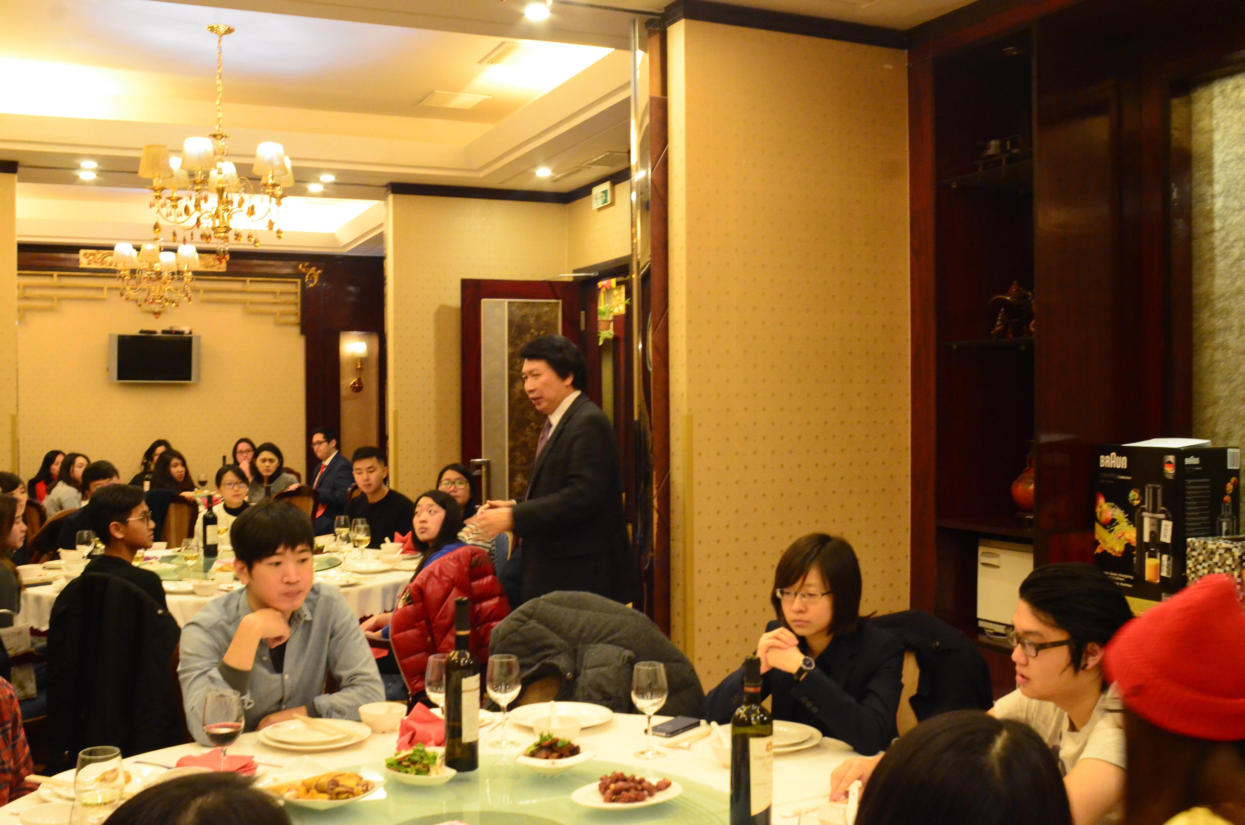 駐捷克大使汪忠一與學生談話