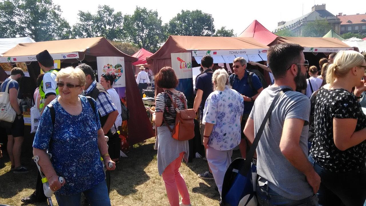 駐捷克代表處攤位前擁擠人潮