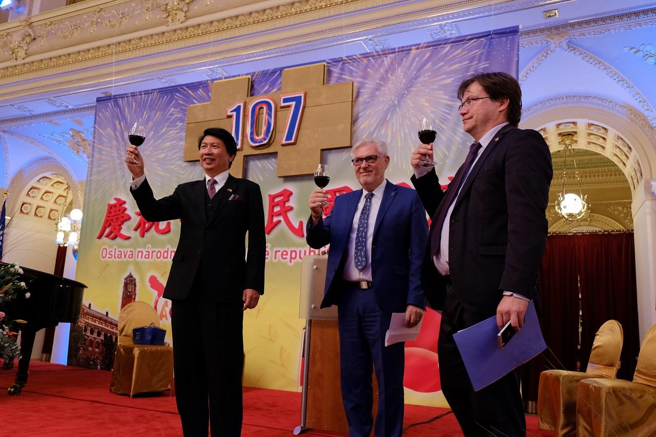 駐捷克大使汪忠一及來賓致詞後祝酒情形