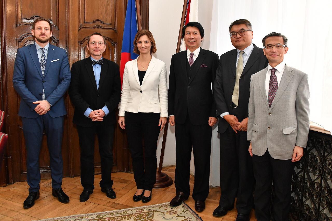 布爾諾市長Marketa Vankova接待駐捷克大使汪忠一等人
