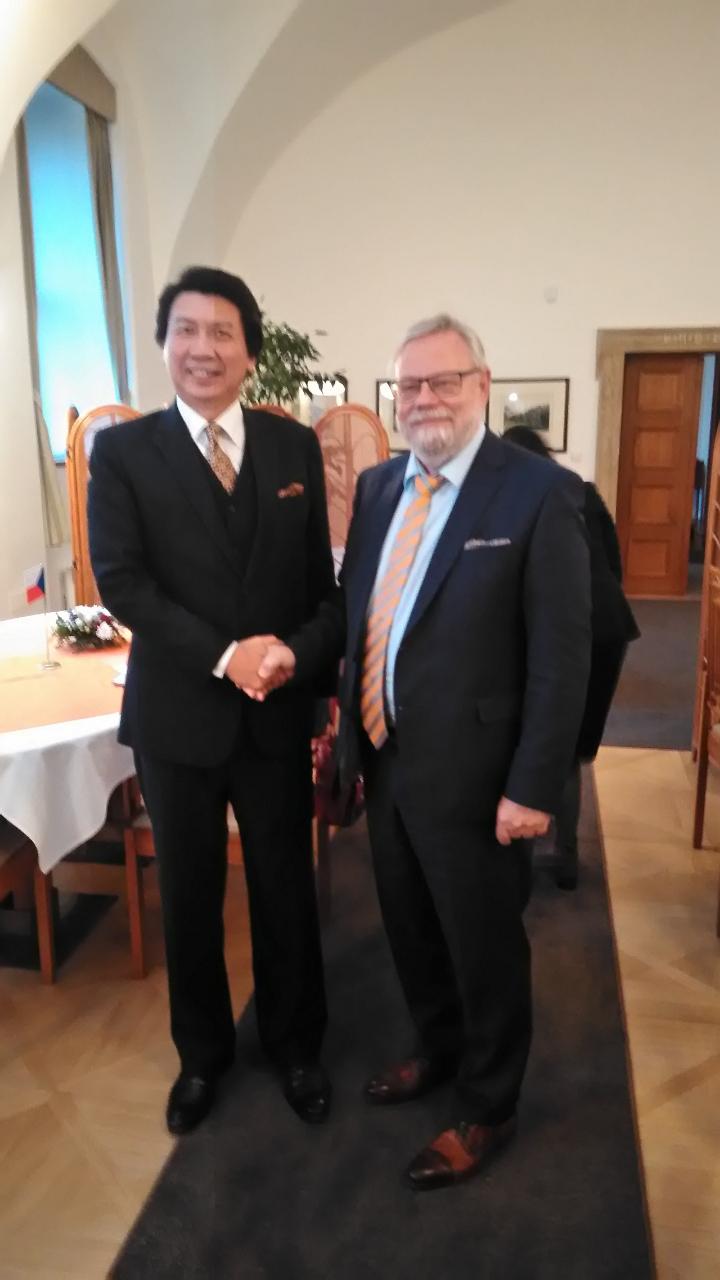 汪大使與Oberfaulzer副議長合影