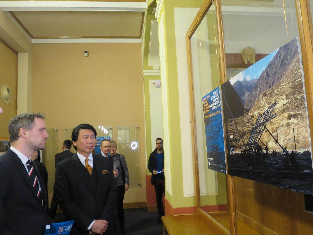 駐捷克大使汪忠一與布拉格市長賀吉普參觀建築展