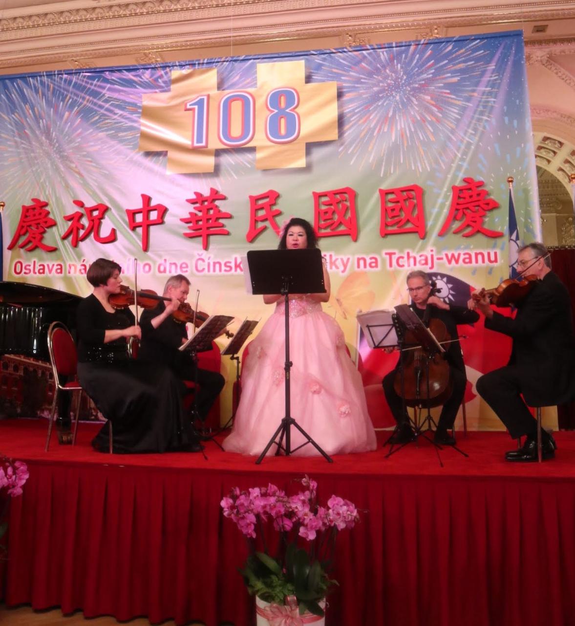 詹美慧領唱中華民國國歌並演唱多首世界名曲
