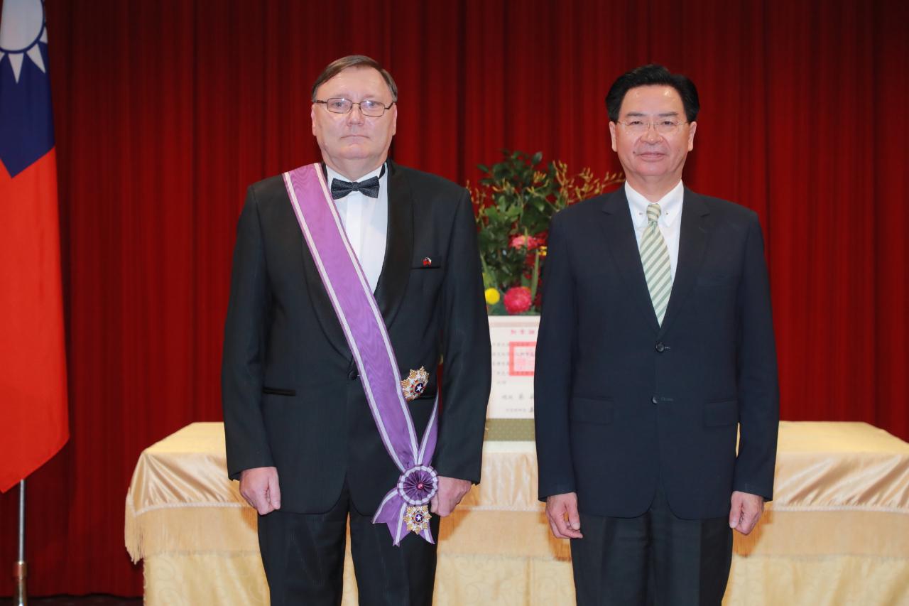 Zastupitel Jílek převzal  Řád briliantové hvězdy 