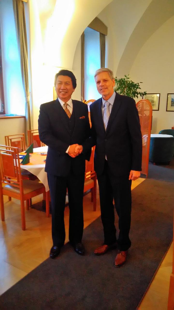 Vice Chairman Jan Hornik welcomes Ambassador Wang