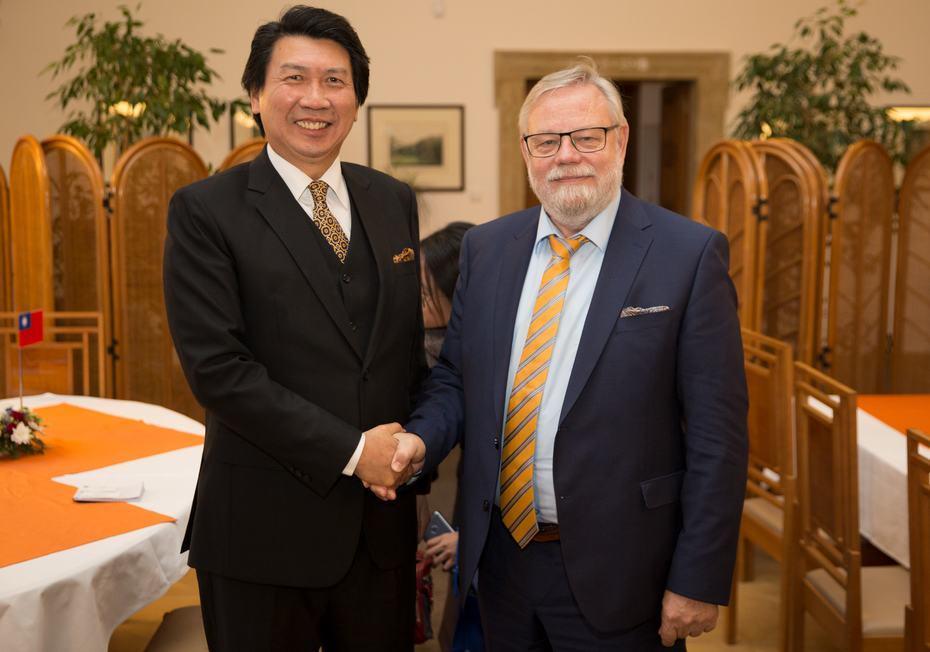 Vice Chairman Jiri Oberfalzer welcomes Ambassador Wang