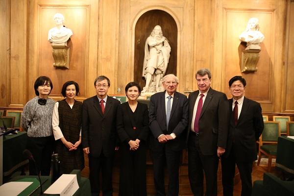 台法獎頒獎典禮合影(左起至右_巴文中心主任連俐俐、傅敏雅女士、鄭英耀校長、鄭麗君部長、法蘭西學院人文政治科學院輪值主席吉優姆、終身祕書達恪思、張銘忠大使)