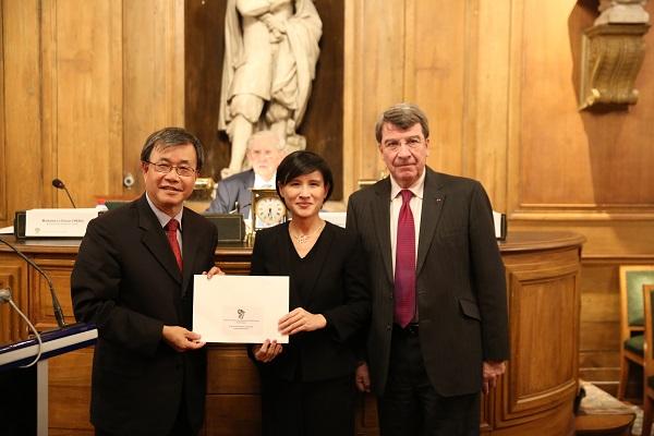 文化部鄭麗君部長、法蘭西學院人文政治科學院終身祕書達恪思先生及中山大學歐洲聯盟中心代表受獎人鄭英耀校長