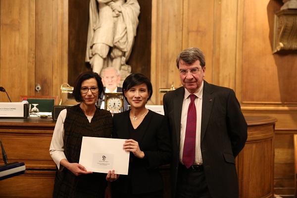 文化部鄭麗君部長、法蘭西學院人文政治科學院終身祕書達恪思先生及獲獎人傅敏雅女士