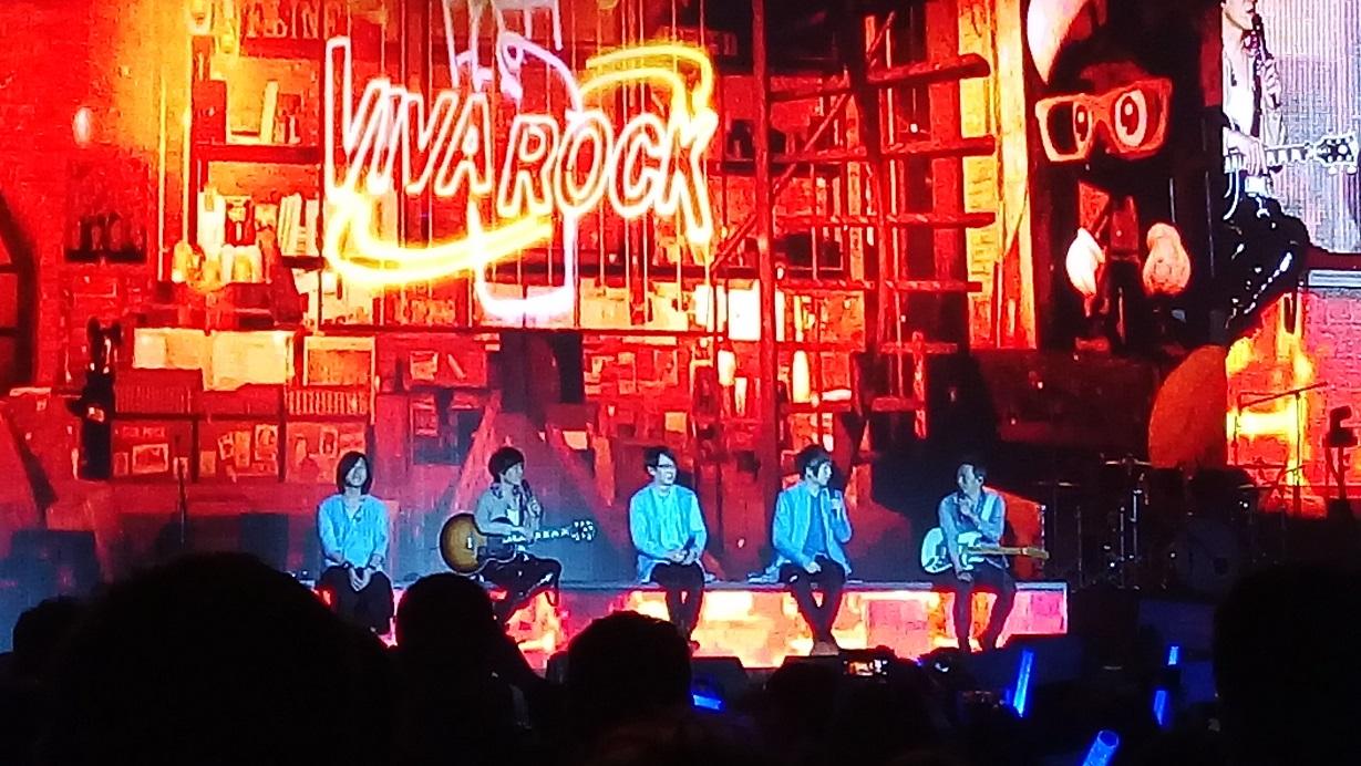 主唱阿信與團員在臺上分享巡迴演出心得