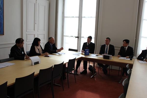 張大使回應議員提問