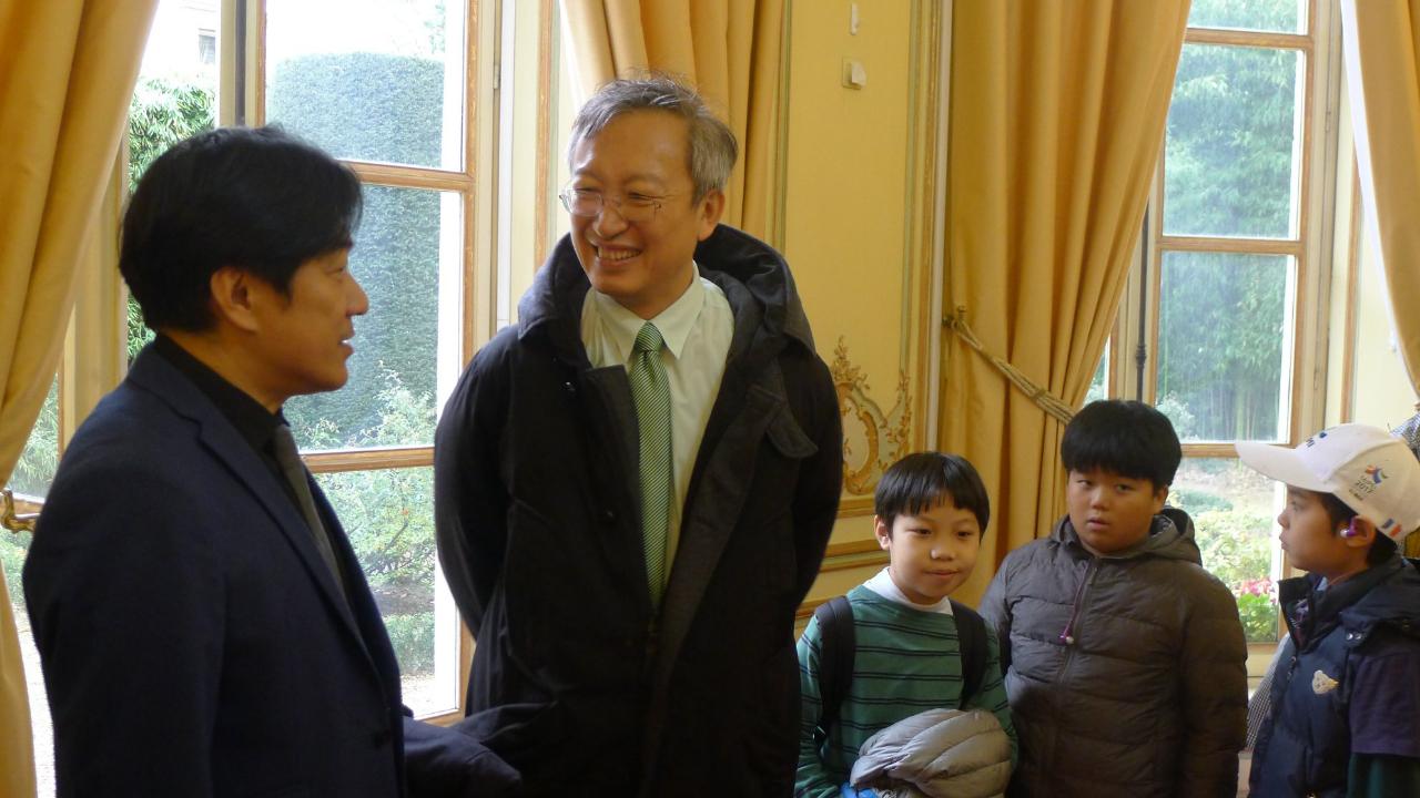 吳大使與黃校長就本次藝術之旅交換意見