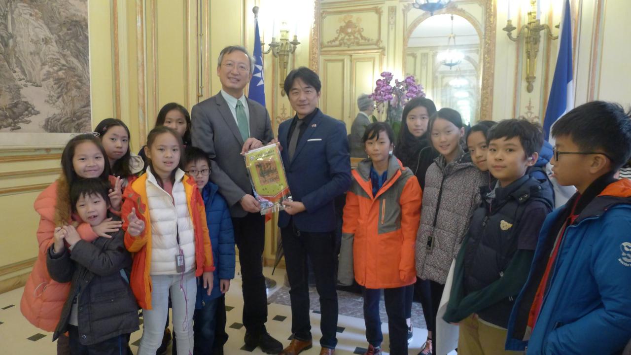 黃校長贈送吳大使民族國小錦旗