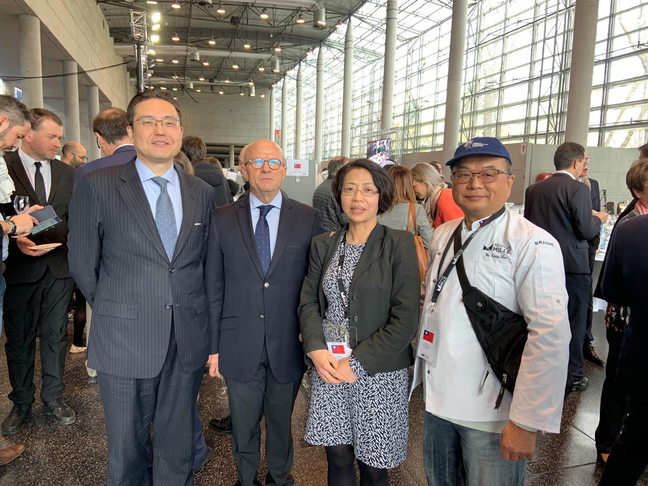 (自左至右)古公使文劍與馬恩(Marne)省長Denis Conus、旅居漢斯僑胞羅信美女士及臺北城市科技大學餐飲學系吳東寶老師合影