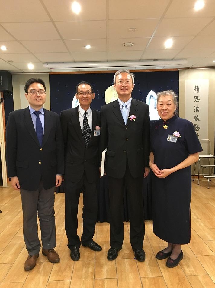 吳大使志中(右2)、古公使文劍(左一)與慈濟法國聯絡處負責人黃行德合影