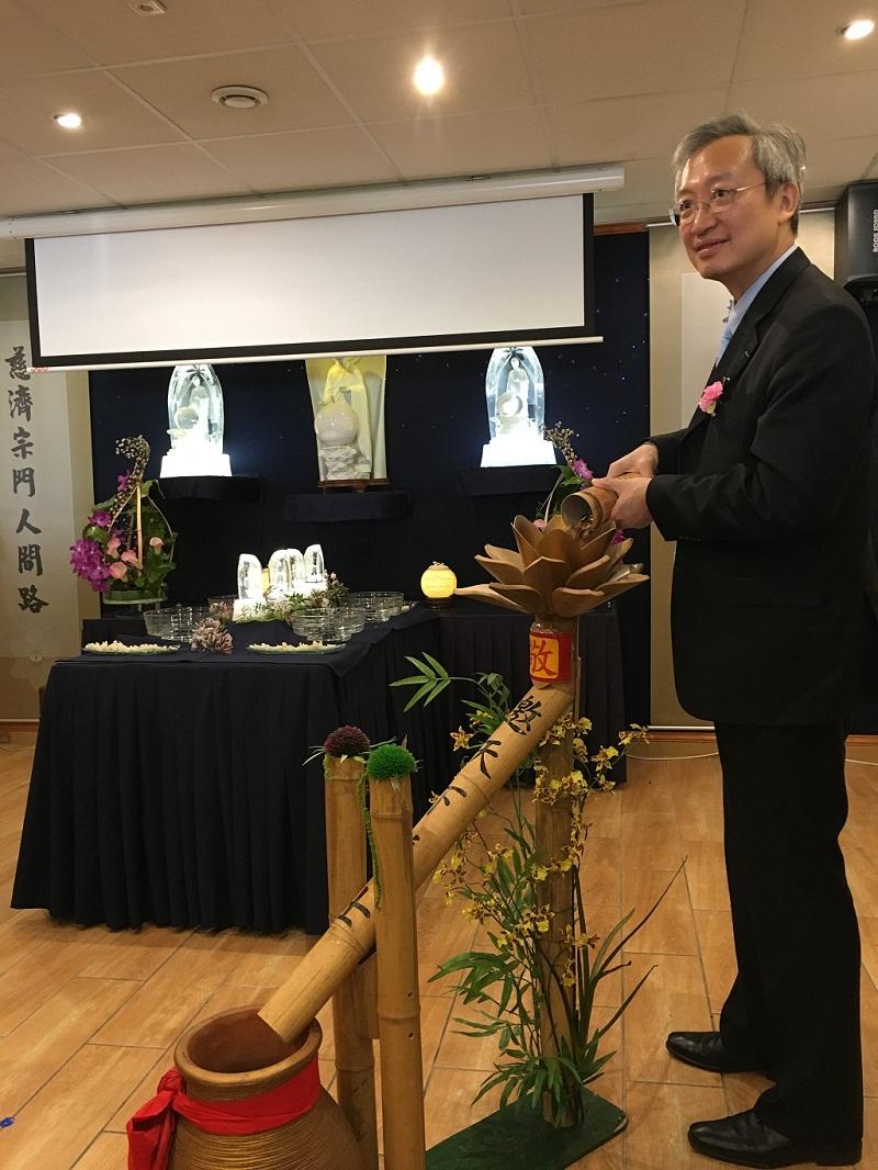 吳大使志中進行竹筒回娘家-捐款活動