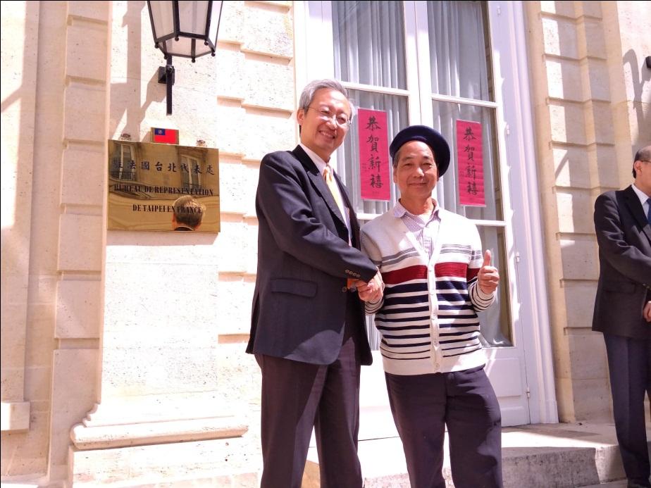 吳大使與黃明櫻教授合影