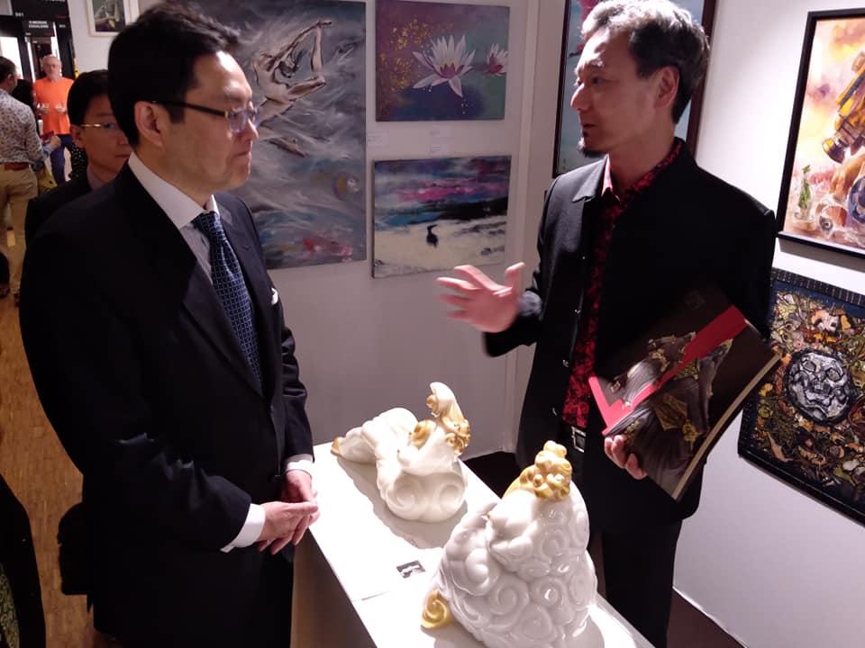 雕塑家羅廣維向古公使介紹作品