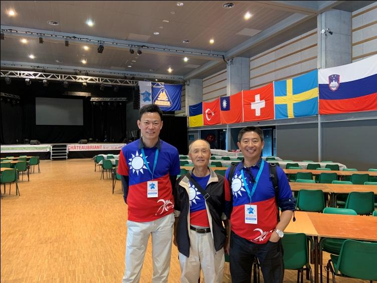 駐法國代表處張組長中白(左一)、鄭副組長弘基右一)及「中華民國露營協會」陳理事華南(中立者)於「第88屆世界露營大會」會議中心與我國旗合照