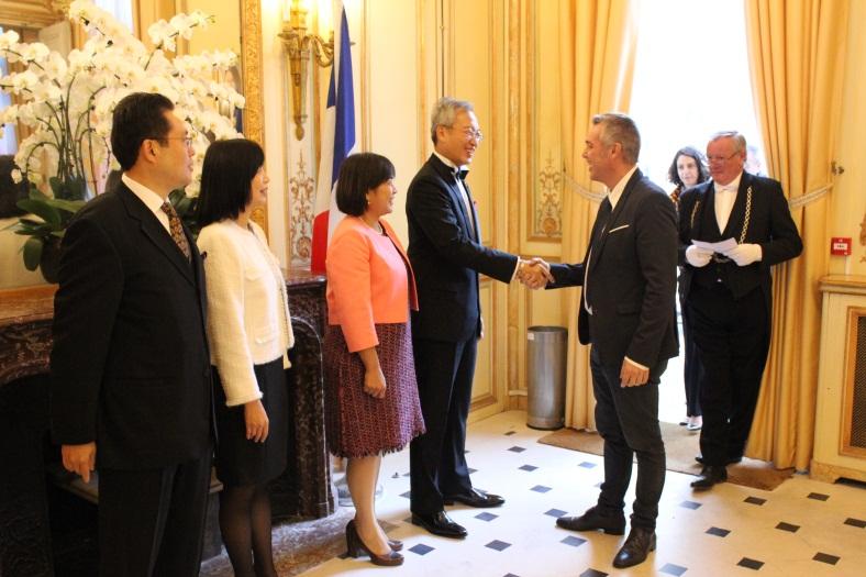 吳大使志中夫婦與古公使文劍夫婦在館舍玄關迎賓(立於右側握手者為法國國民議會友台小組主席塞沙里尼)