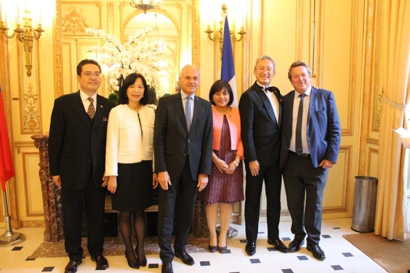 吳大使志中夫婦與古公使文劍夫婦與國民議會議員Jacques Cattin(右一)及Jean-Jacques Gautier(左三)合影
