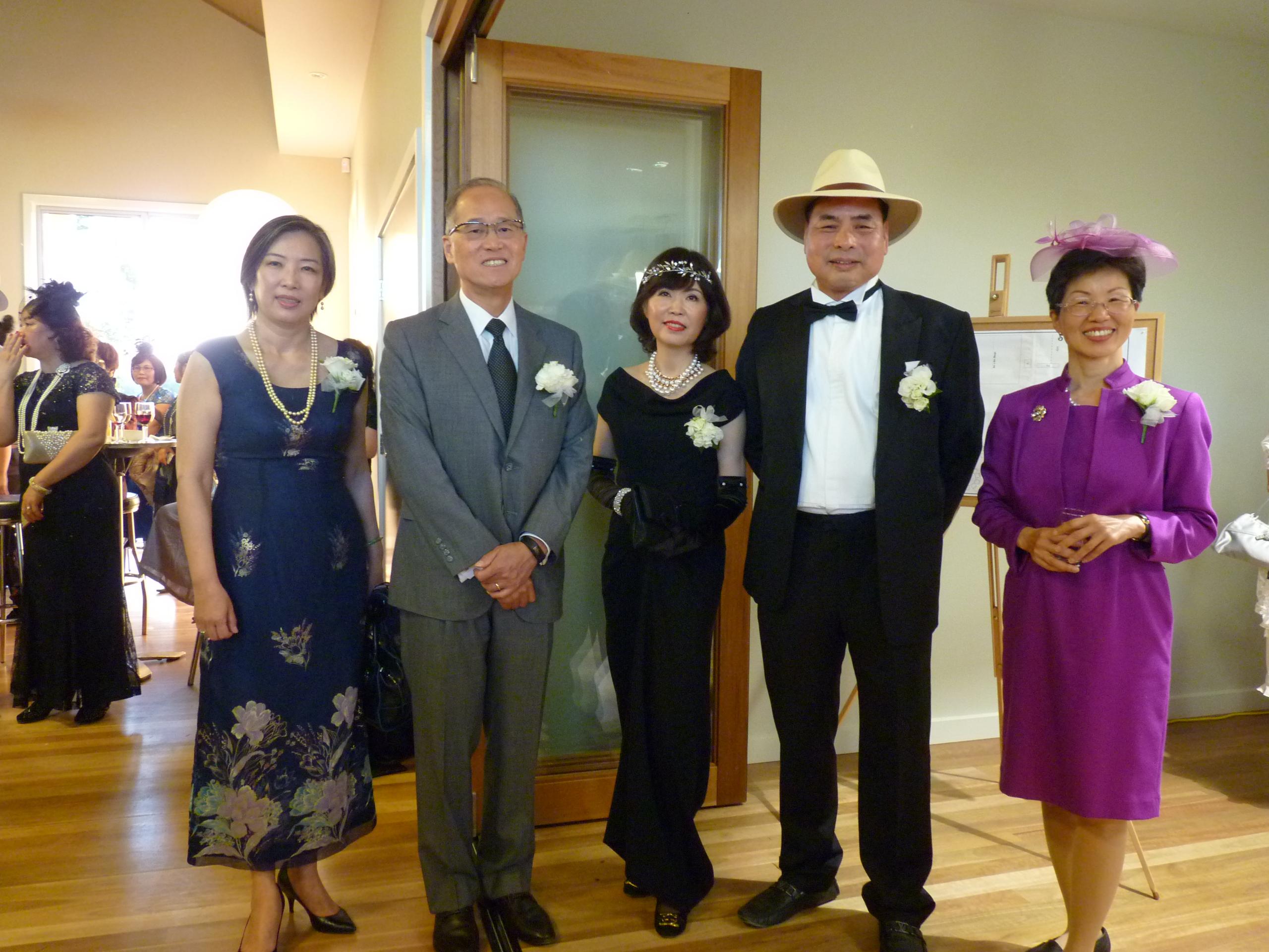 吳進昌總裁（右二）及夫人Jina（中）與李大維代表伉儷（左二、一）、張小月主委（右一）於晚宴前合影。