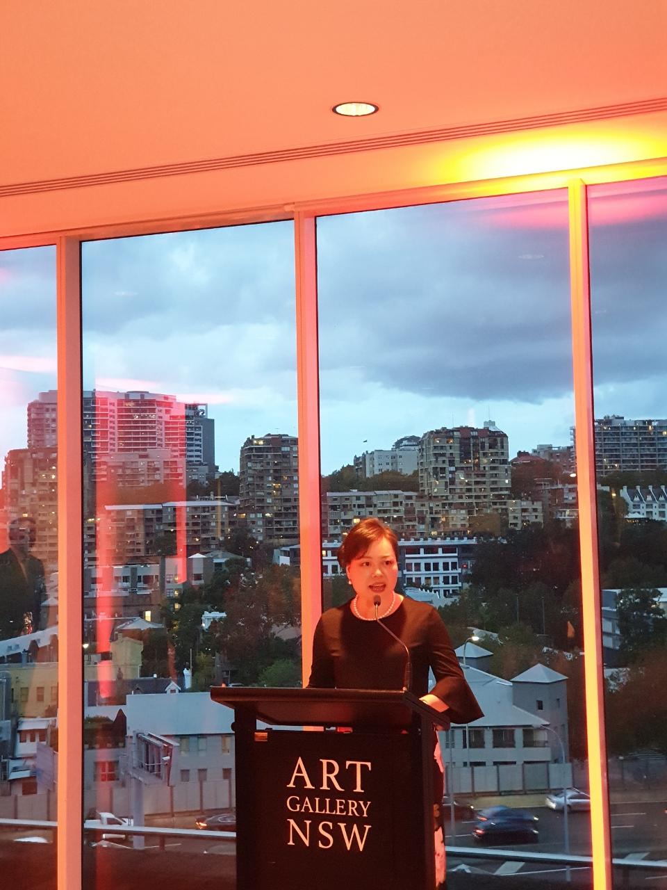 2019年4月4日王處長雪虹假新州美術館舉辦「臺灣之夜」共同慶祝「天地人：臺北國立故宮博物院珍寶展」在澳洲展出成功