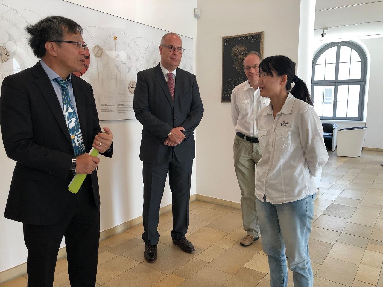 說巧不巧，謝大使造訪當地鐘錶博物館時，館方特別請來在當地鐘錶職業學校進修的唯一臺灣留學生，小編有幸能認識這位可愛的小女生，為了成為頂尖鐘錶製造工匠，隻身前來這個小鎮拜師學藝，夢想著實使人偉大，期待她的畢業作品被收藏於館方。