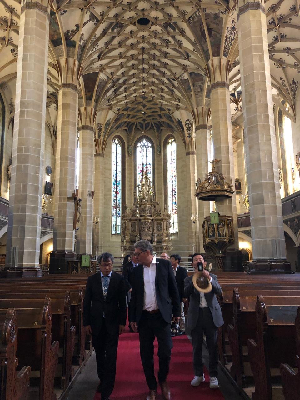 H市長親自導覽市景，圖為當地重要地標與古蹟聖瑪麗教堂（St. Marienkirche），建於16世紀初，為薩克森最大的後歌德式教堂之一。