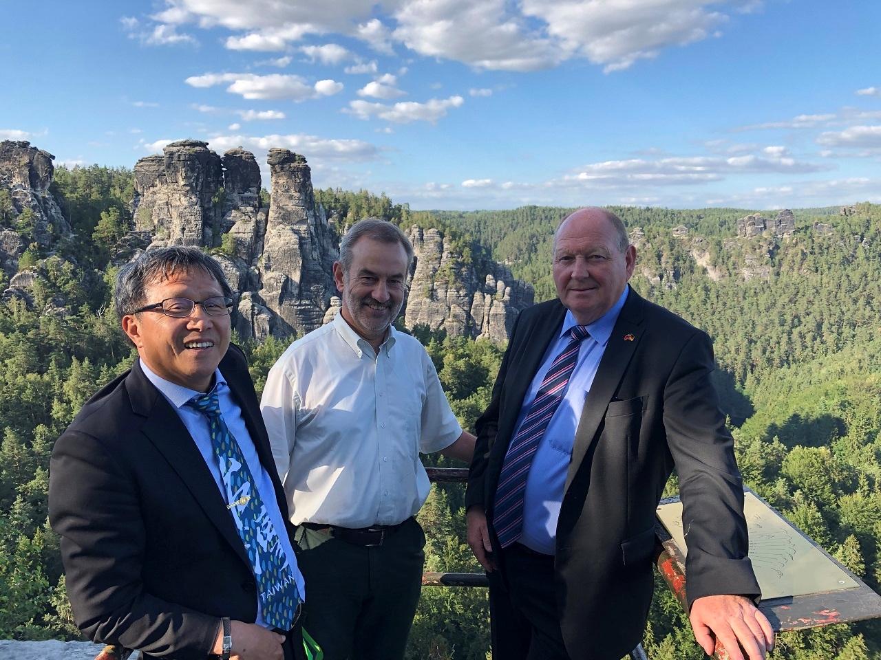本次參訪行程最後一站——薩克森小瑞士國家公園（Nationalpark Sächsische Schweiz），這裡也是易北砂岩山區，林立著經過數千年大自然洗禮的雄偉奇石峭壁，蔥鬱的森林環繞岩石周圍，宛如置身武俠片場景，好似會有輕功高手在深林峭壁間突然飛過又隱身。照片中間站著的是國家公園主任Dr. Dietrich Butter，由他親自導覽。