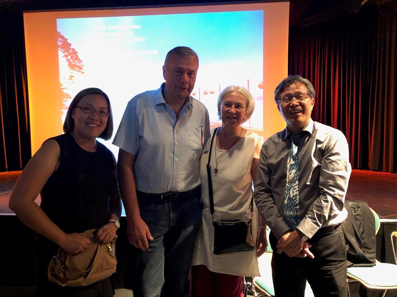 謝大使到訪當日並與當地民眾座談交流，宣傳臺灣觀光，但令人訝異在這個小鎮居然有我們的臺灣媳婦！感謝陳小姐熱情參與，我們也倍感窩心而且現場還有不少當地民眾曾到臺灣旅遊，太令小編感到驚喜了（撒花）【小編確定大使眼睛有睜開XD而且請注意大使的領帶，發現「台灣」了嗎？這就是為台灣打拼的熱情！全身上下都可以宣傳台灣】