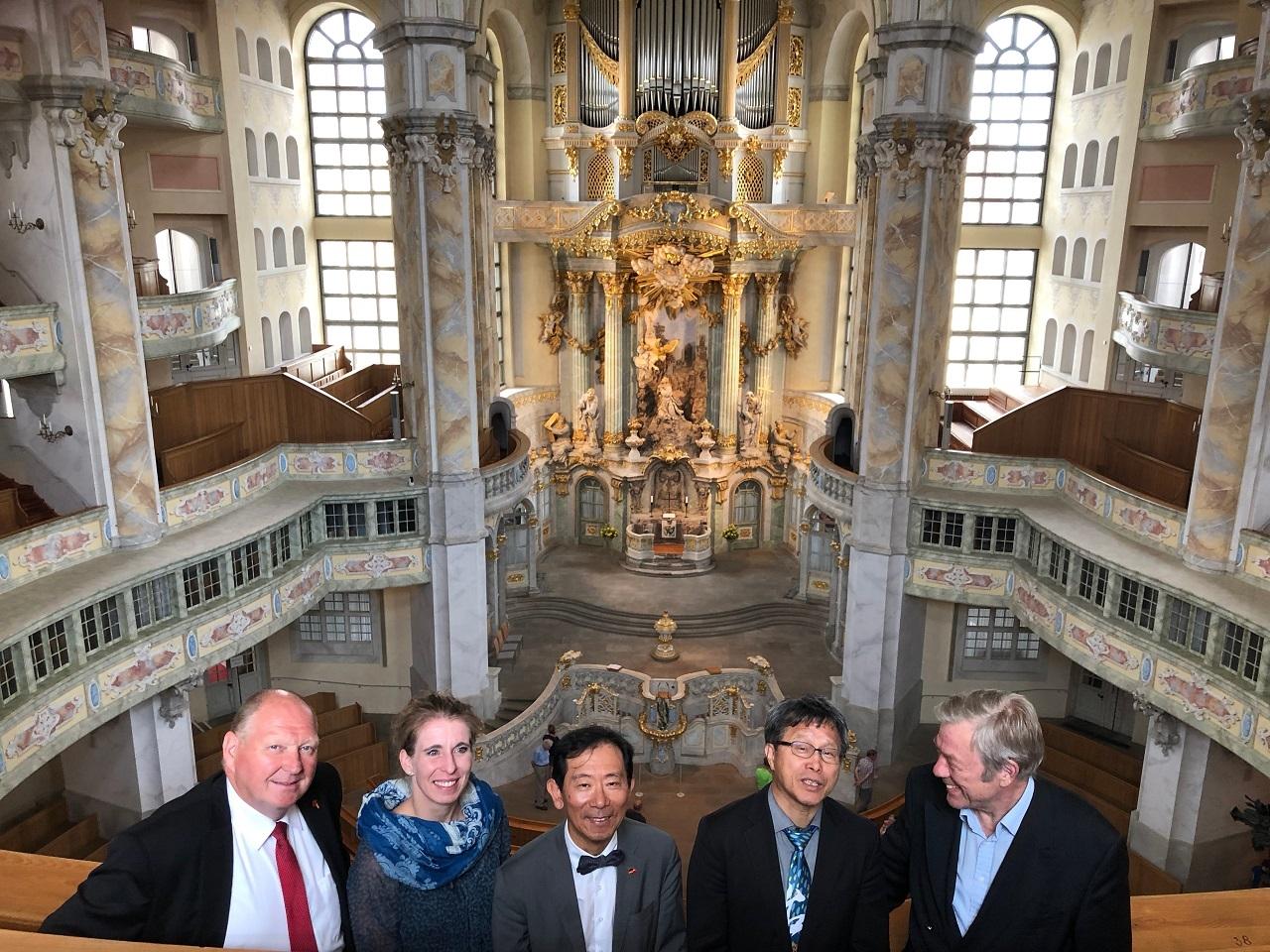 謝大使此行係其實是受德國前國會議員Klaus Brähmig（左一）邀請參訪，而到薩克森一定要造訪他的首府德勒斯登，圖為德勒斯登聖母教堂，當地重要地標，二戰期間被摧毀50年後經各方捐款重建。