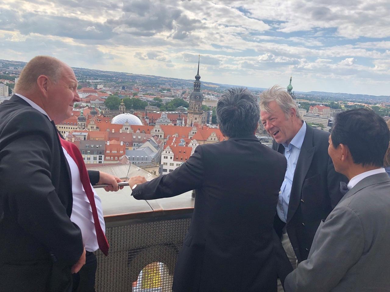 從教堂頂端眺望德勒斯登一景。當今德勒斯登火車站是國際知名英國建築大師Norman Foster的作品之一，另外德國國會大樓及英國知名金融大廈「瑞士再保險公司大樓」都出自他的設計。