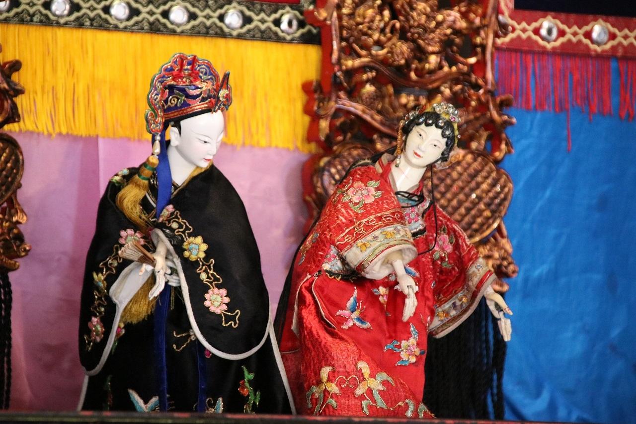 2_Puppen_auseinander_1