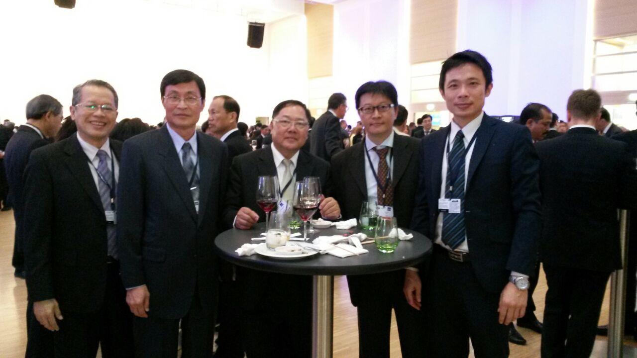 駐法蘭克福辦事處秘書蔡慶樺參加2016年亞銀理事會年會，與台灣代表團合影。