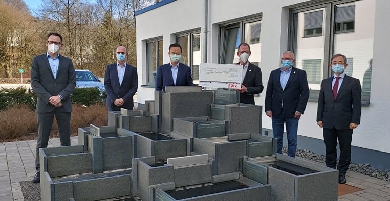 台灣明緯集團(MeanWell Group)與德國Emtrom Elektronic GmbH共同合作於3月19日捐贈總部位於北萊茵邦Olpe之德國重症病童家扶基金會(Deutsche KinderhospizSTIFTUNG)，駐法蘭克福辦事處張處長維達應邀參加捐贈儀式，見證台灣回饋國際社會之意願與能力。#TaiwanCanHelp, #TaiwanIsHelping，彰顯台灣之光!