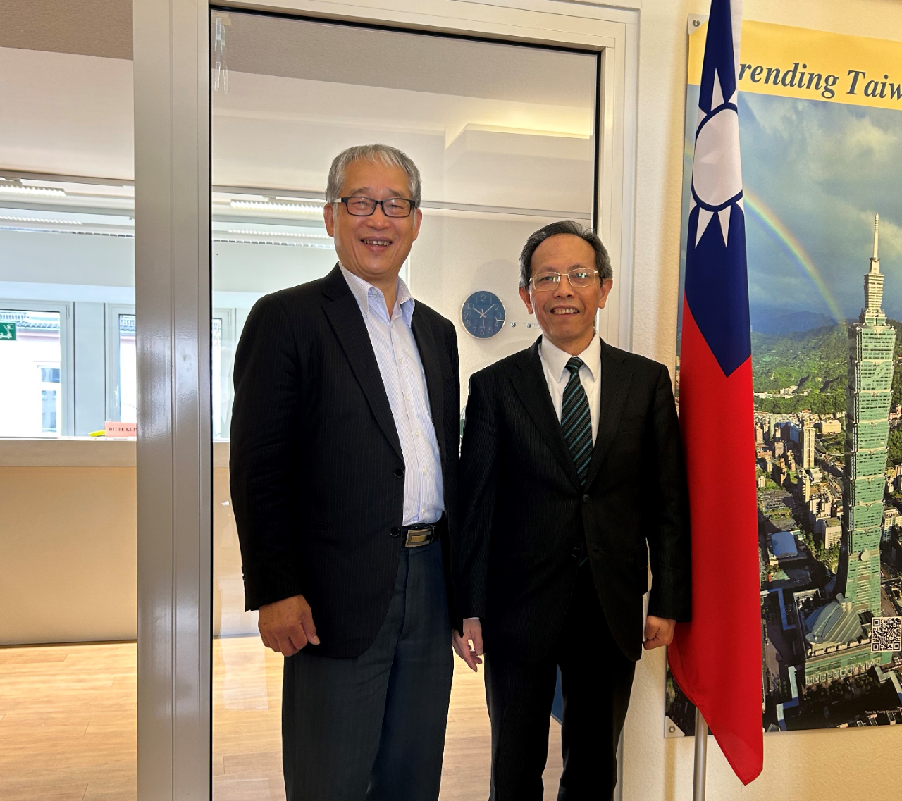 黃處長本年4月20日接見巧新公司黃董事長聰榮，就如何協助拓展德國市場交換意見