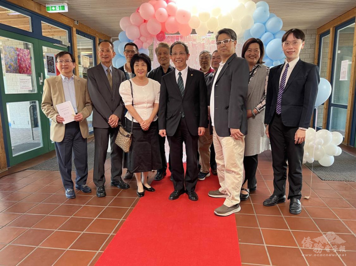 德國萊茵臺北中文學校6月3日熱烈慶祝第八屆畢業典禮 展現學習成果, 駐法蘭克福辦事處處長處長黃瑞坤特別應邀前往致詞，表達對畢業班學子們的願景祝福；僑務秘書簡槙男和杜賽道夫臺灣貿易中心主任廖俊生也應邀出席，共同欣賞德國僑校及年輕學子的熱情活力。
中文學校歷屆校長們與處長黃瑞坤、僑務秘書簡稹男、主任廖俊升合影
更多內容請見僑務電子報