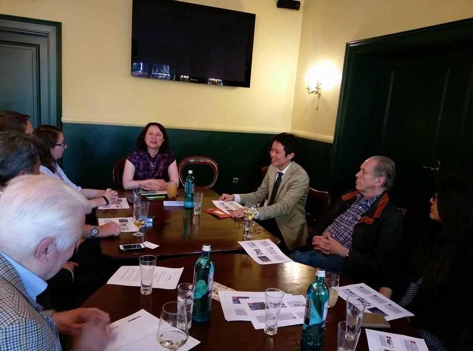 Frau Chiu Bihuis Vortrag über taiwanische Pressefreiheit, Beziehungen zu Europa, Demokratie, und ihre Arbeit beim Taiwan Radio International. Chinghua Tsai , der Sekretär der Taipeh Vertretung, war dabei und diskutierte mit.