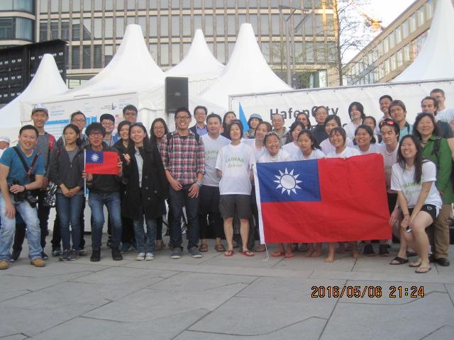 朱處長夫婦與龍舟隊隊員及留學生啦啦隊合影