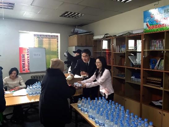 黃代表與家扶蒙古分事務所代表周美妙共同贈送受扶助民眾包子及水

