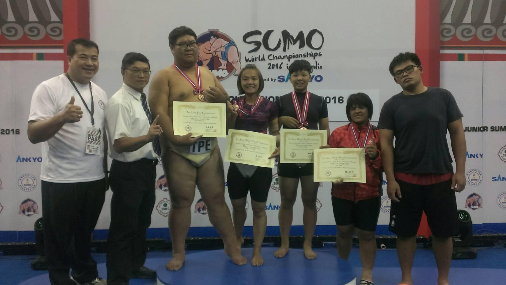 中華相撲代表隊選手(由左至右)蔡瑋倫、蕭惠珊、趙羿禎、余庭在2016年「亞洲相撲錦標賽」各摘一銅，中華隊總計贏得4面銅牌，總獎牌數名列第三。

