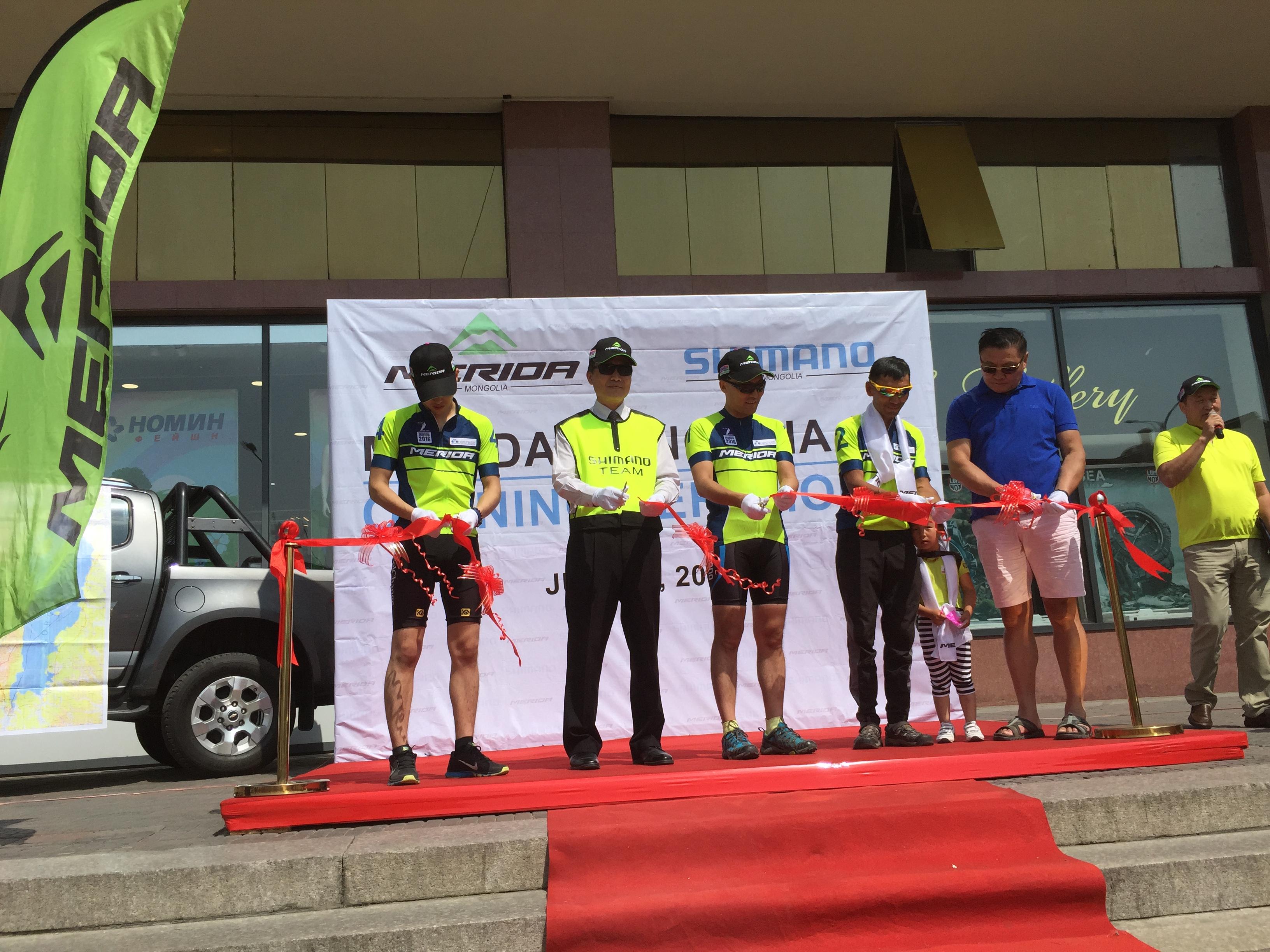 本處黃國榮代表於7月27日上午應邀前往蒙古著名的國營百貨公司(State Department Store)，參加臺灣美利達(MERIDA)自行車蒙古總代理商於該百貨公司2樓所開設在蒙第2家分店的開幕典禮，除致詞祝賀臺灣美利達自行車在蒙問市短短三個月即創下銷售200多部的亮眼成績，顯示臺灣優質自行車產品在蒙古高端消費族群中已建立一定口碑外，並擔任開幕剪綵嘉賓。
