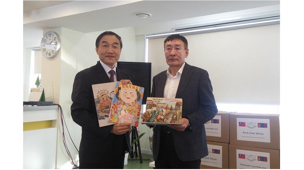 本處黃國榮代表於1月12日下午代表臺灣捐贈總數200本之圖書予烏蘭巴托市「欽格爾泰區兒童圖書館」，希有助豐富該館中文圖書館藏、提升學生讀者群的閱讀風氣以及學習中文的興趣。
這批圖書係由臺中故事協會及臺中市兒童館志工媽媽們在當地所募集，多數屬於中文繪本童書，係在黃代表積極聯繫與安排之下，於去(2016)年12月間經由海、陸運輸抵達蒙古。 