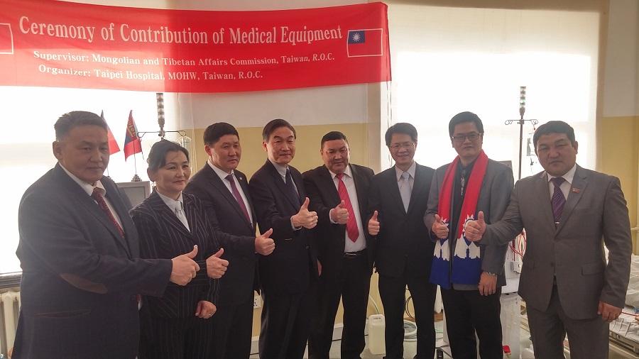 烏布蘇省長BATSAIKHAN D.(圖左起第一位)及議長NASANBAT E.(圖左起第三位)均出席洗腎機捐贈儀式，表達對臺灣的感激。