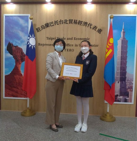 「第九屆亞洲女孩獎-亞洲女孩大使(Asian Girls Ambassador)」蒙古得主的頒獎儀式，於9月20日在本處舉行，由羅靜如代表頒贈獲獎證書予蒙古國得主M.NANDINCHIMEG。。