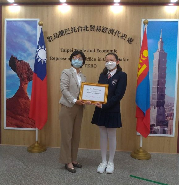 「第九屆亞洲女孩獎-亞洲女孩大使(Asian Girls Ambassador)」蒙古得主的頒獎儀式，於9月20日在本處舉行，由羅靜如代表頒贈獲獎證書予蒙古國得主M.NANDINCHIMEG。。