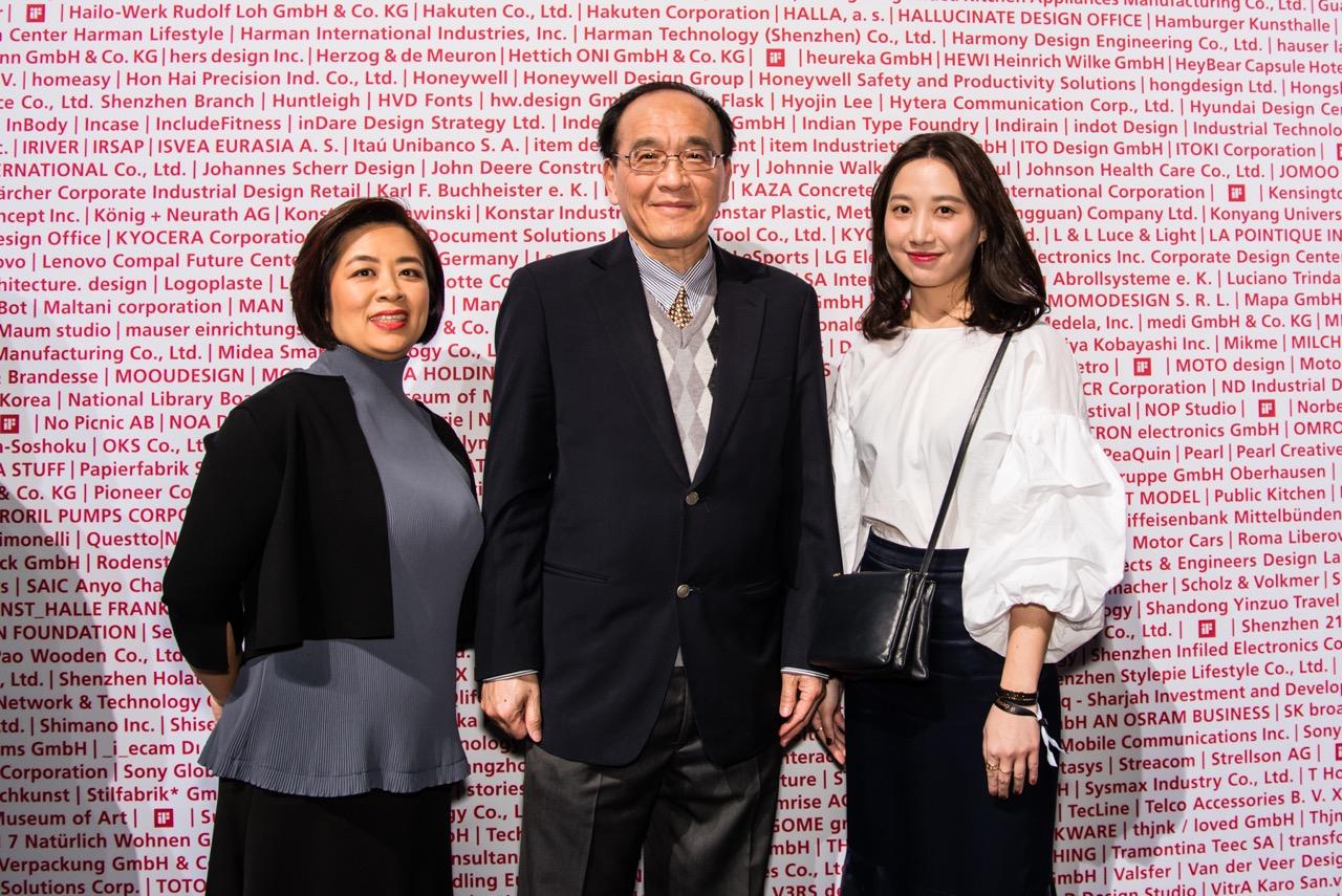 本處許總領事出席2017年iF設計獎與我國金獎得主馥閣設計黃設計師及吳設計師合影留念。(攝影:曾凡寧女士 www.yespleaseenjoy.com)