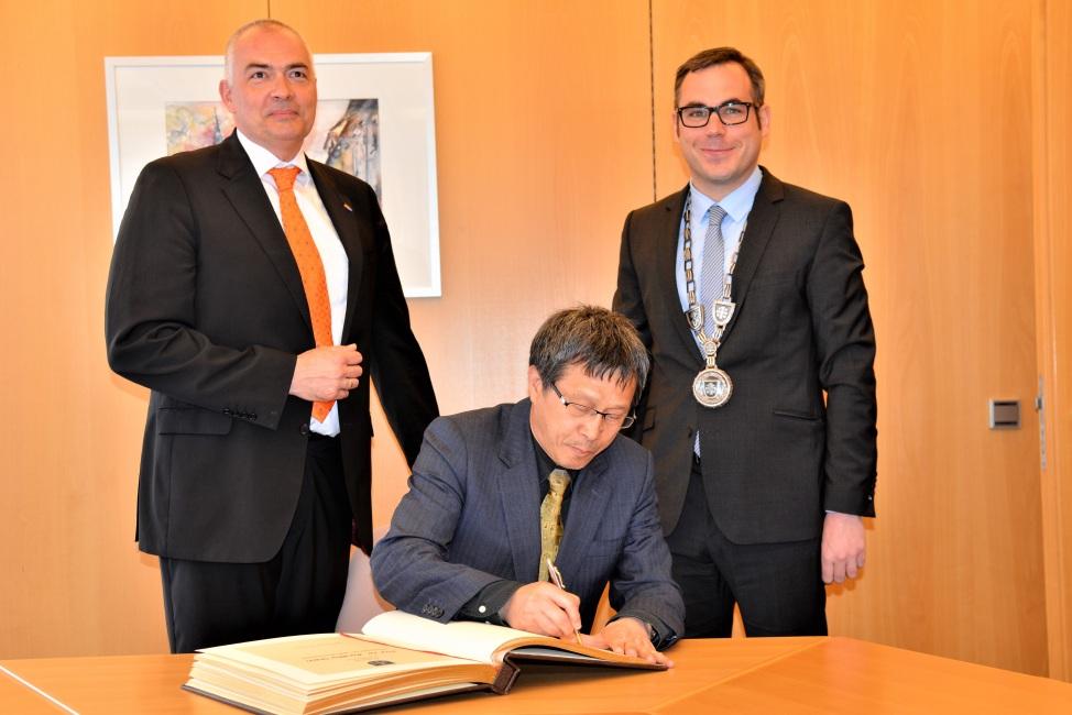 謝大使拜會Graben-Neudorf市長Christian Eheim（右一），並在市政府貴賓簿留言。