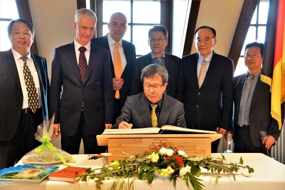 謝大使拜會Weingarten市副市長Matthias Goerner（左二），並於該市貴賓簿留言